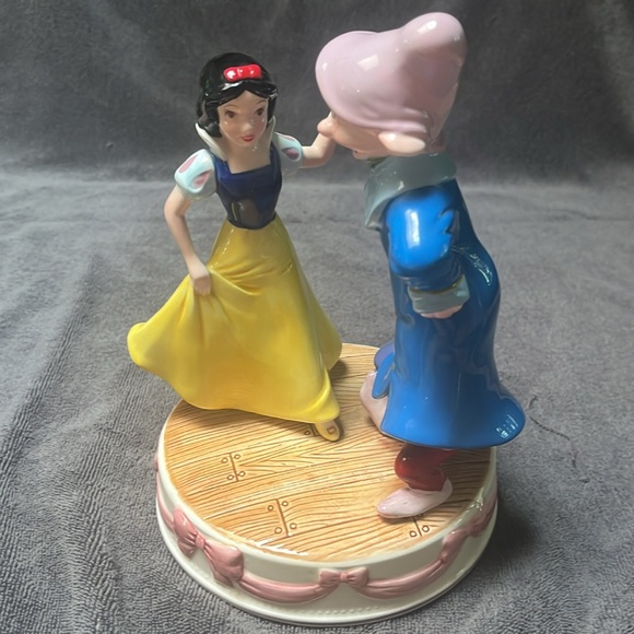 Vintage Disney Snow White Music Box “Someday My Prince Will Come” 9inches tall. - Picture 6 of 6